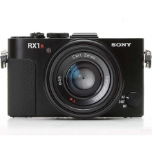 索尼（SONY） DSC-RX1R数码相机（2430万像素 3英寸屏 F2大光圈 全画幅）
